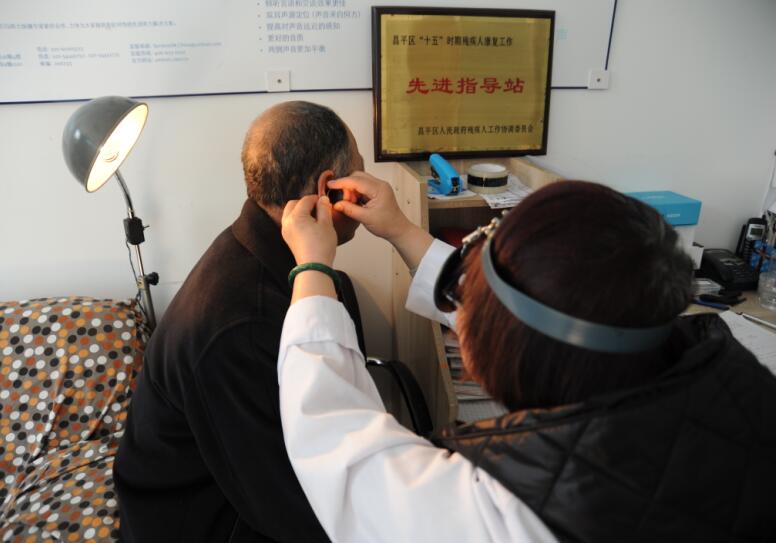 图为医生正在为残疾人进行听力检测