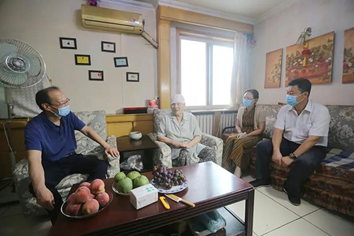 中国残联党组书记、理事长周长奎到朝阳区亚运村街道走访探视困难残疾人家庭