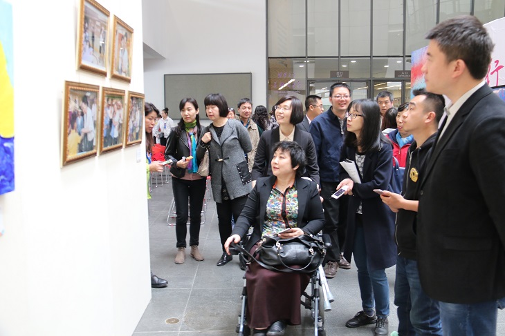 图为欧玲副理事长在参观画展