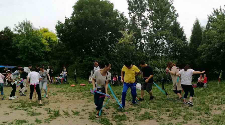 图为捉尾巴游戏现场