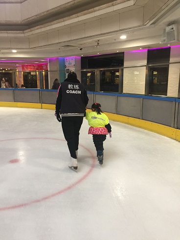 图为孩子们在教练的带领下进行冰上体验