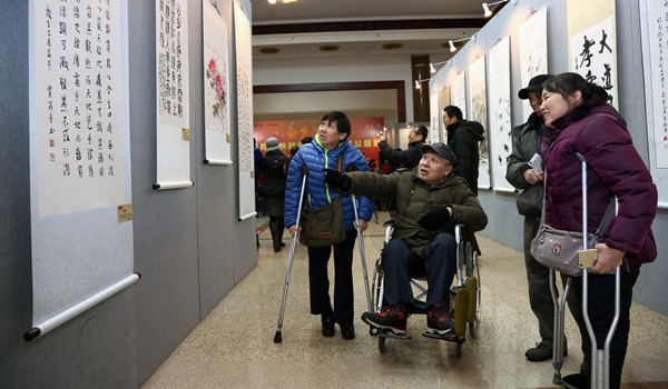 图为残疾人朋友参观展览