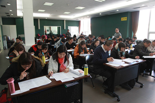 图为：学员参加考试