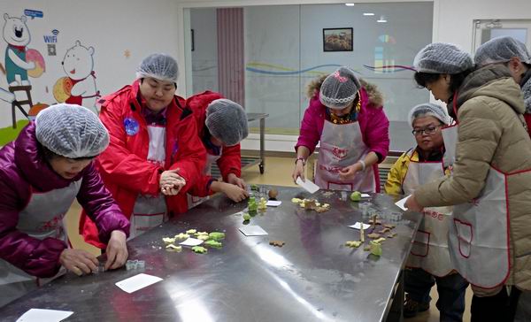 图为职康学员动手制作饼干