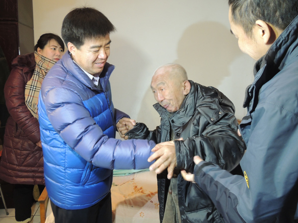 图为慰问现场。