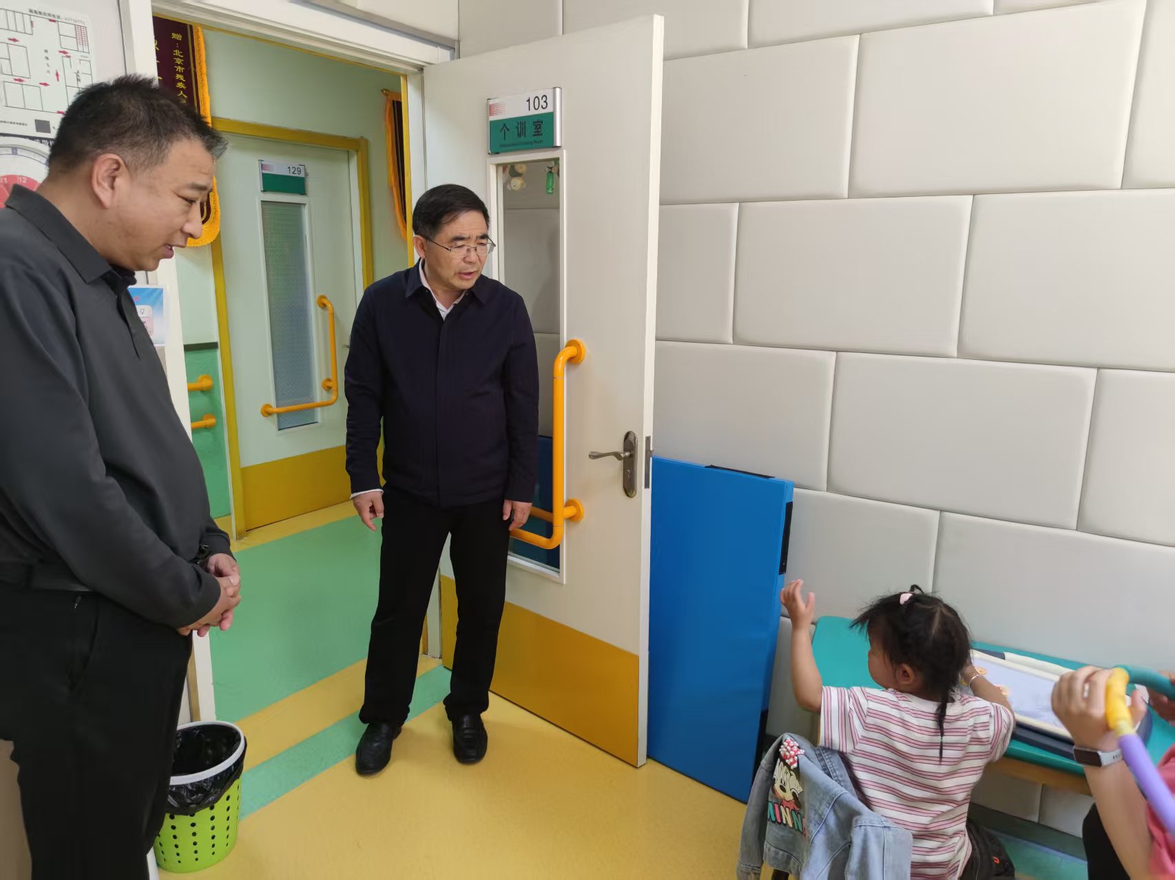 市残联党组成员、副理事长董连民亲切慰问中心在训儿童