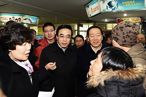 图为张义珍副部长和程凯副理事长在专场招聘会上与残疾人求职者交流