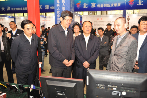 图为考察首届京津冀残疾人创业创新成果展、第二届京津冀残疾人就业（创业）洽谈会