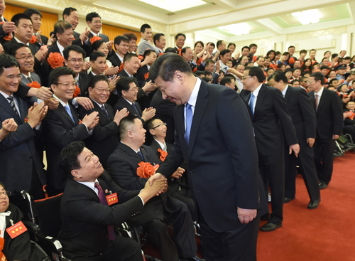 5月16日，党和国家领导人习近平、李克强、刘云山、张高丽等在北京人民大会堂会见第五次全国自强模范暨助残先进集体和个人表彰大会受表彰代表。新华社记者马占成摄