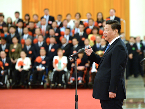 5月16日，党和国家领导人习近平、李克强、刘云山、张高丽等在北京人民大会堂会见第五次全国自强模范暨助残先进集体和个人表彰大会受表彰代表。新华社记者马占成摄
