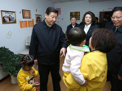 在模拟家庭，看到“妈妈”景凤英，他伸出手：“‘妈妈’好，和你握握手。”“带了几个孩子？”“4个。 ”“不好带吧？”……他关切询问有关情况后说：“这样的方式很好，有家庭的温暖感觉。”