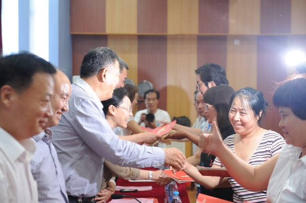 图为向听力残人发放就医引导服务预约卡