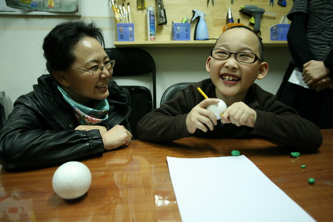 3月9日，市残联理事长吴文彦到西城区残疾人就业中心调研，看望正在进行康复训练的残疾儿童。   苗田晋/摄