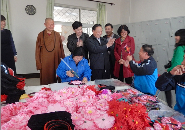 长沟镇北正村,视察残疾人温馨家园,扶贫助残基地建设情况,并听取了